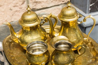 Bit pazarı, yaldızlı teaset