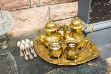 Bit pazarı, yaldızlı teaset