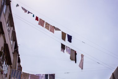 Mavi gökyüzü önünde clothesline t-shirt