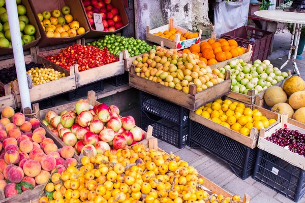 Contador con verduras y frutas en el mercado — Foto de Stock