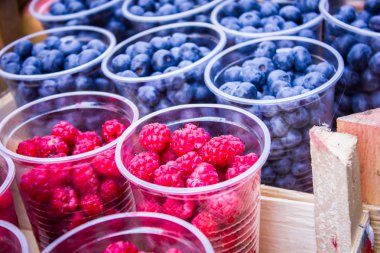 Taze olgun Ahududu ve yaban mersini