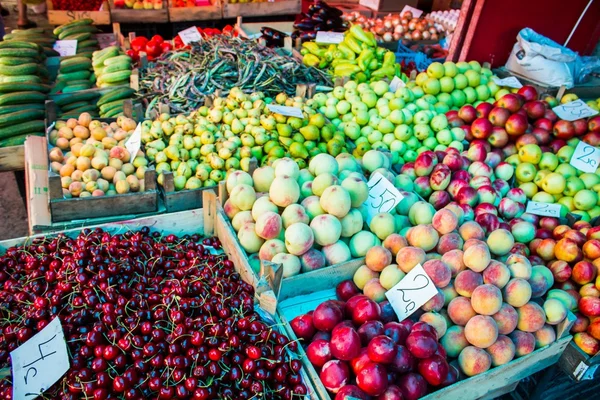 Φρέσκα φρούτα σε πάγκους στην αγορά — Φωτογραφία Αρχείου