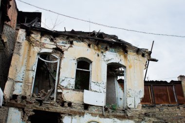Terk edilmiş bir bina ön cephe