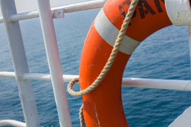 Gemide bulunan kırmızı şamandıra