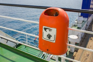 Kırmızı plastik çöp kutusu