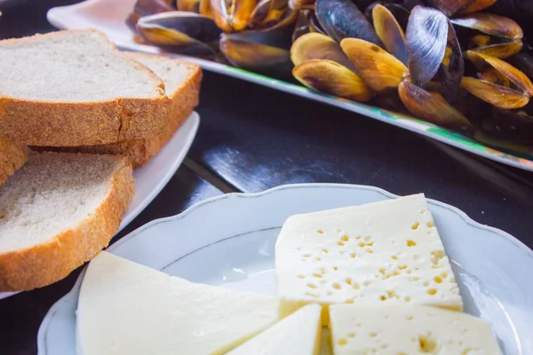 Delizioso formaggio sul tavolo — Foto Stock