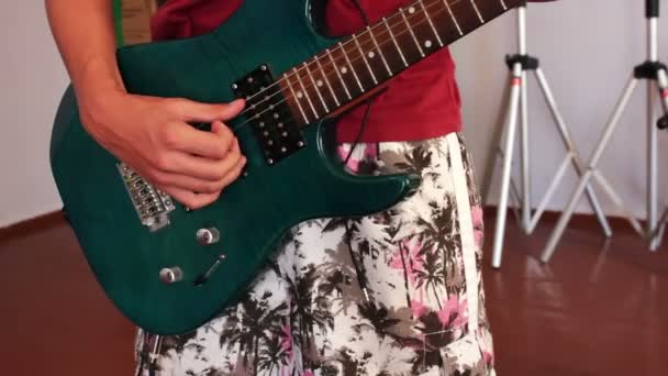 Man spelar elektrisk gitarr — Stockvideo