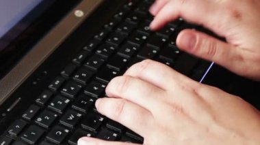 tipik bilgisayar klavye üzerinde eller