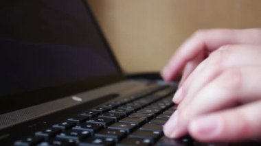 tipik bilgisayar klavye üzerinde eller