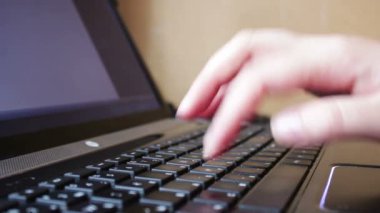 tipik bilgisayar klavye üzerinde eller