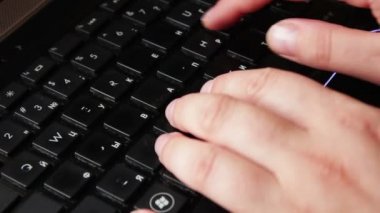 tipik bilgisayar klavye üzerinde eller