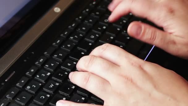 Mani digitando sulla tastiera del computer — Video Stock