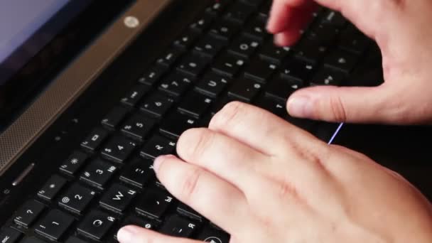 Hände tippen auf der Computertastatur — Stockvideo