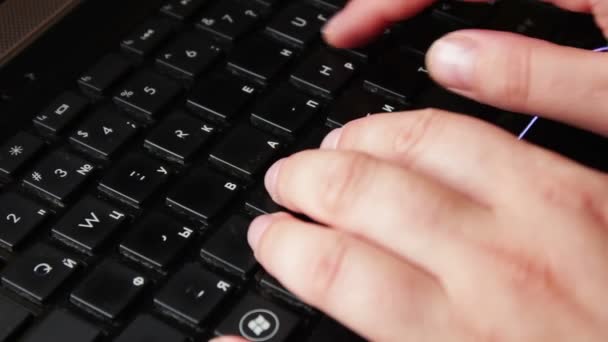 Руки на клавиатуре компьютера — стоковое видео