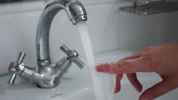 Wasser aus geöffnetem Wasserhahn — Stockvideo