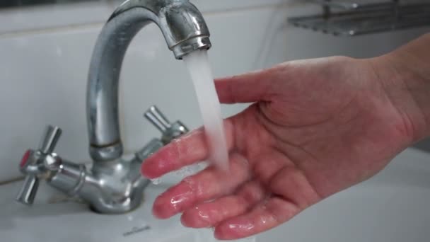 Wasser aus geöffnetem Wasserhahn — Stockvideo