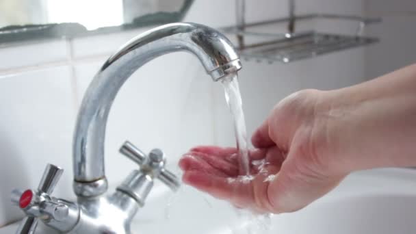 Wasser aus geöffnetem Wasserhahn — Stockvideo