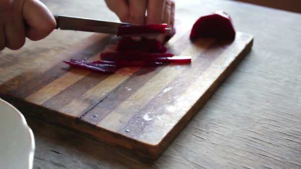 Tagliare la barbabietola su uno chef di bordo che cucina — Video Stock