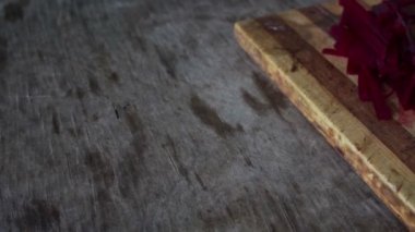 Bir tahta şef pişirme üzerinde kesme pancar
