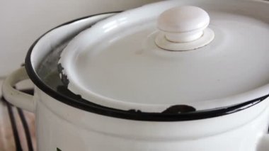 bir kapak ile örtülü suyu ile pan