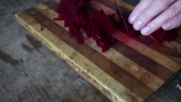 Snijden bieten op een bord chef-kok koken — Stockvideo