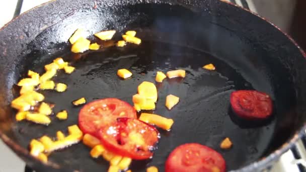 Ovos fritos em uma panela — Vídeo de Stock