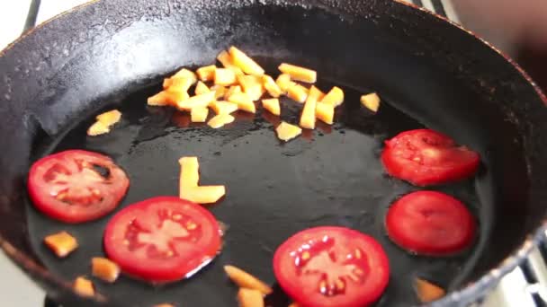 끓는 냄비에 슬라이스 한 당근 — 비디오