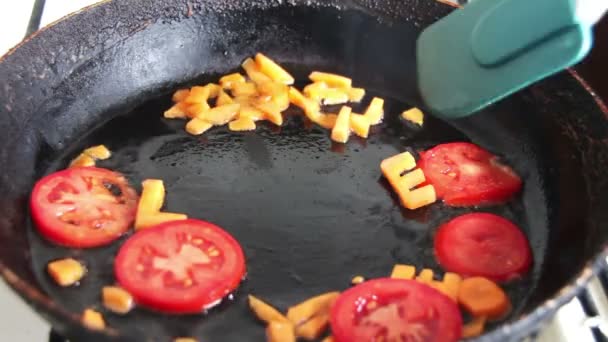 Se fierbe morcov feliat la tigaie — Videoclip de stoc