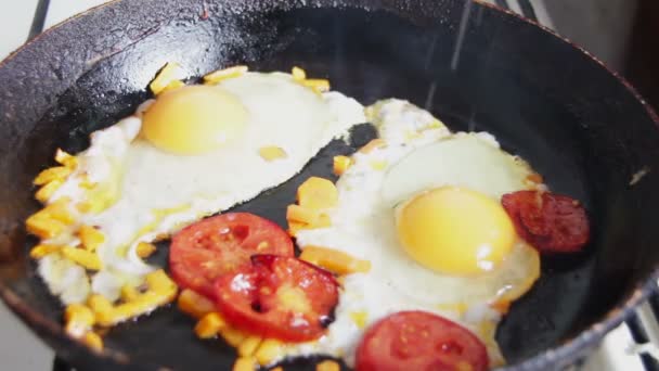 oeufs frits dans une poêle