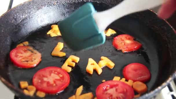 Forró serpenyőben a szeletelt sárgarépa — Stock videók