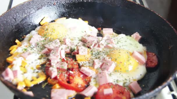 Fried eggs in a pan — Stock Video