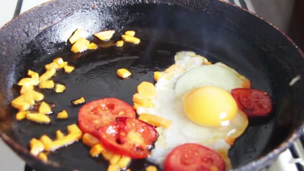 Fried eggs in a pan — Stock Video