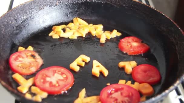 Forró serpenyőben a szeletelt sárgarépa — Stock videók