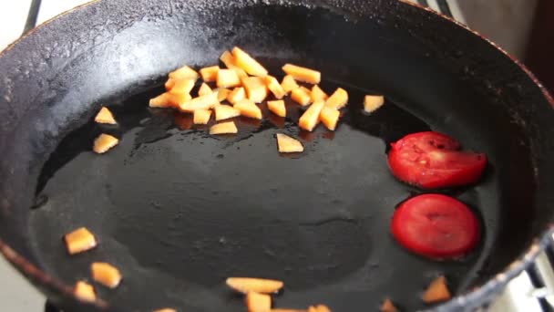 Βραστό κομμένο σε φέτες καρότο στο τηγάνι — Αρχείο Βίντεο
