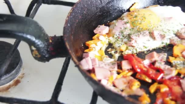 oeufs frits dans une poêle