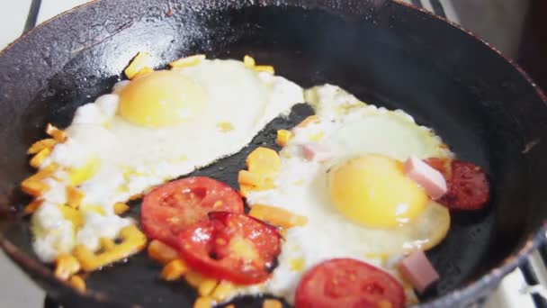 oeufs frits dans une poêle