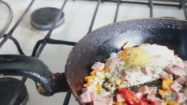 oeufs frits dans une poêle