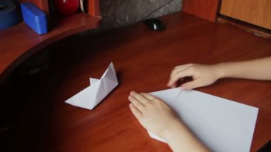 Origami uçak yapma çocuk eller