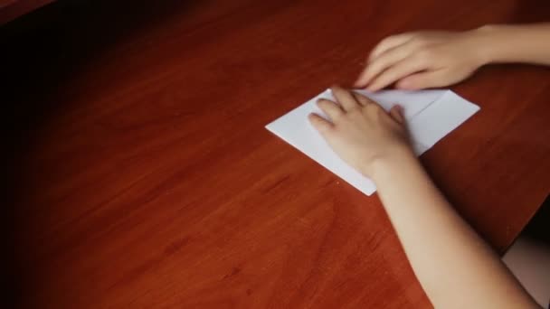 Mani per bambini che fanno origami nave — Video Stock