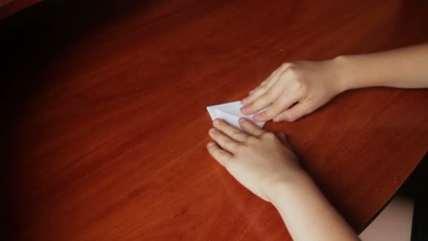 Manos de los niños haciendo barco origami — Vídeos de Stock