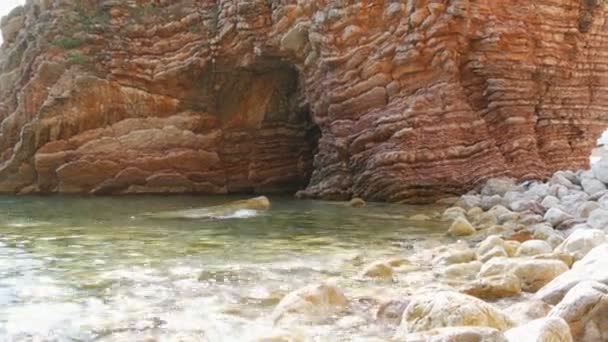 Vacker pittoresk klippa vid Adriatiska havet i Montenegro. Havsbotten en sommardag — Stockvideo