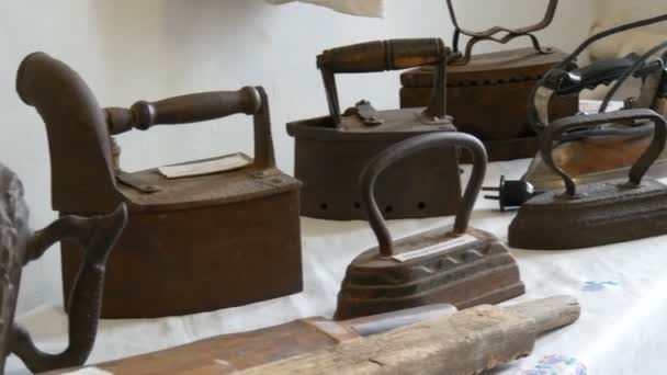 Alte gusseiserne Eisen im Museum ausgestellt — Stockvideo