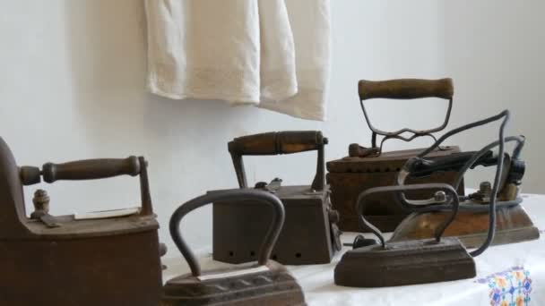Παλιά μαντεμένια σιδερένια σίδερα εκτίθενται στο μουσείο — Αρχείο Βίντεο