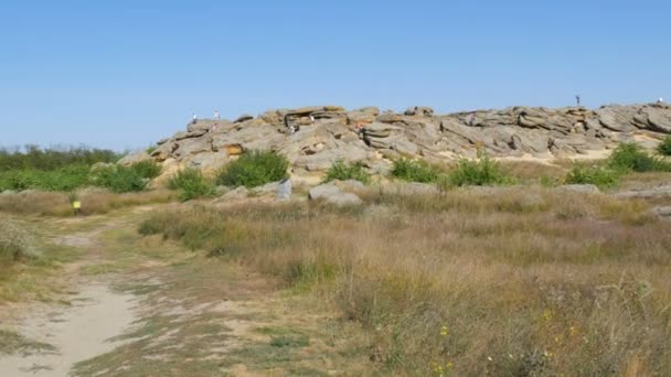 Ukrayna 'daki Tarihi Rezerv' de dünyaca ünlü anıt ve antik insanların kutsal yeri olan Kamyana Mohyla ya da Taş Mezar 'ın devasa kayaları. Petrogliflerle süsledim. Taş Mezar — Stok video