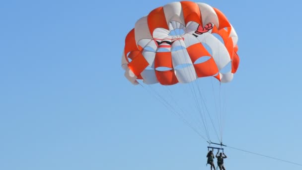 Menschen ruhen sich aus, fliegen mit Parasailing in den Himmel, Outdoor-Aktivitäten — Stockvideo