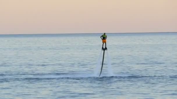 Flyboarder займається у Флайбордінгу на березі моря, активним видом спорту в Адріатичному морі в Которській затоці, Чорногорія. — стокове відео
