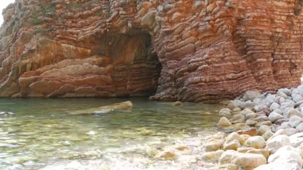 Vacker pittoresk klippa vid Adriatiska havet i Montenegro. Havsbotten en sommardag — Stockvideo