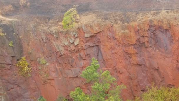 Miniera di ferro non riuscita, costruzione di miniere. Trasporto minerario industriale minerale di ferro rosso Krivoy Rog Ucraina — Video Stock