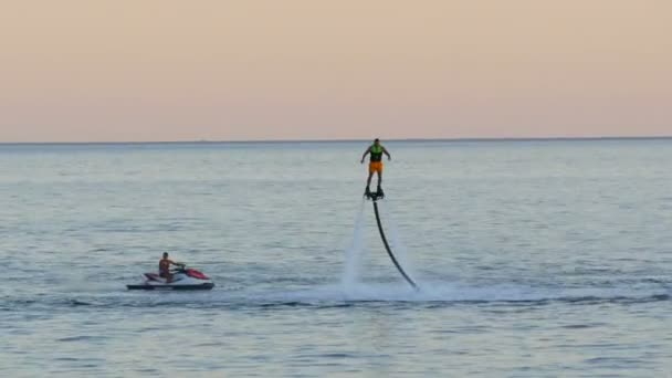 Becici, Montenegro - 27 augustus 2020: Flyboarder houdt zich bezig met Flyboarden aan de kust, actieve sport in de Adriatische Zee in de baai van Kotor, Montenegro — Stockvideo