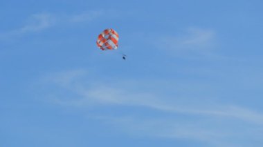 Karadağ 'ın Kotor Körfezi' nde, Adriyatik Denizi üzerindeki açık hava faaliyetlerinde insanlar dinleniyor